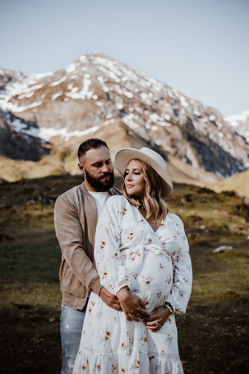 seance photo grossesse à la montagne dans les Hautes Pyrénées