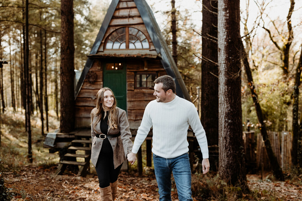 séance photo dans une cabane des pyrenees week-end dans un hébergement insolite en amoureux