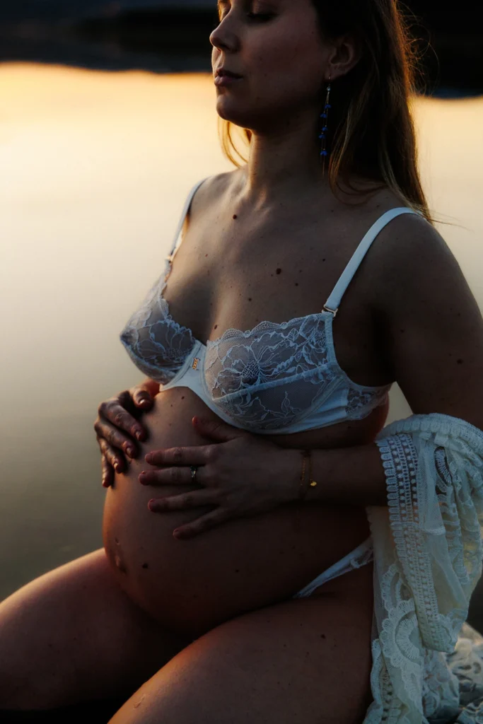 séance photo grossesse en extérieur femme ventre rond