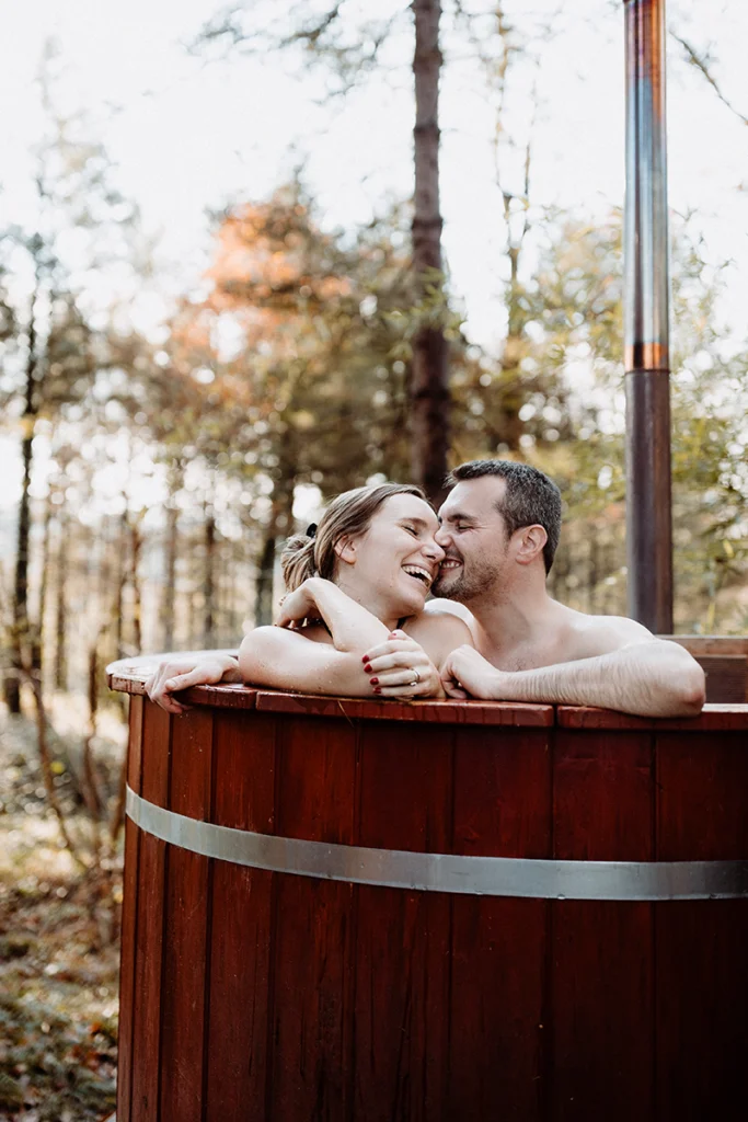 séance photo couple dans une cabane