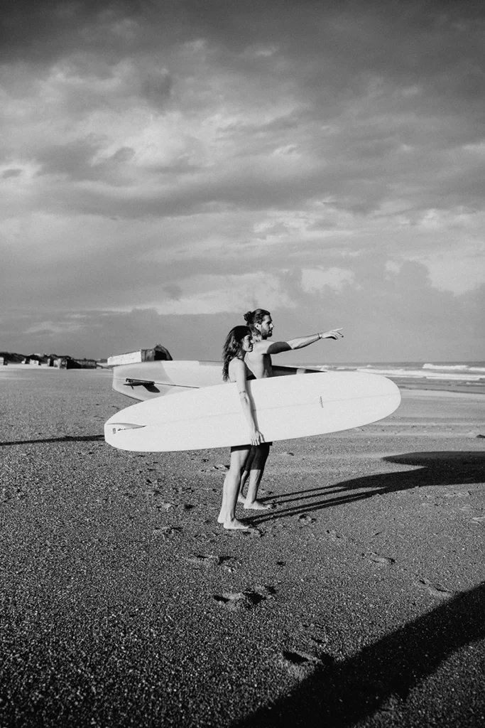 séance photo couple surf à la plage