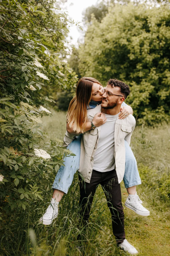 séance photo couple toulouse dans un parc extérieur