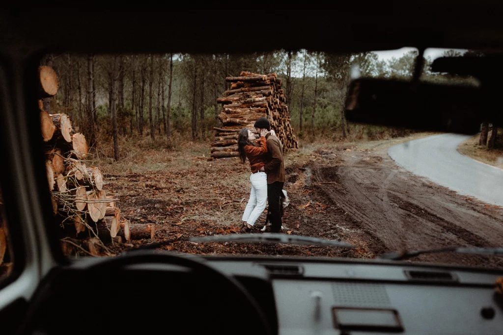 seance photo couple en forêt dans les landes