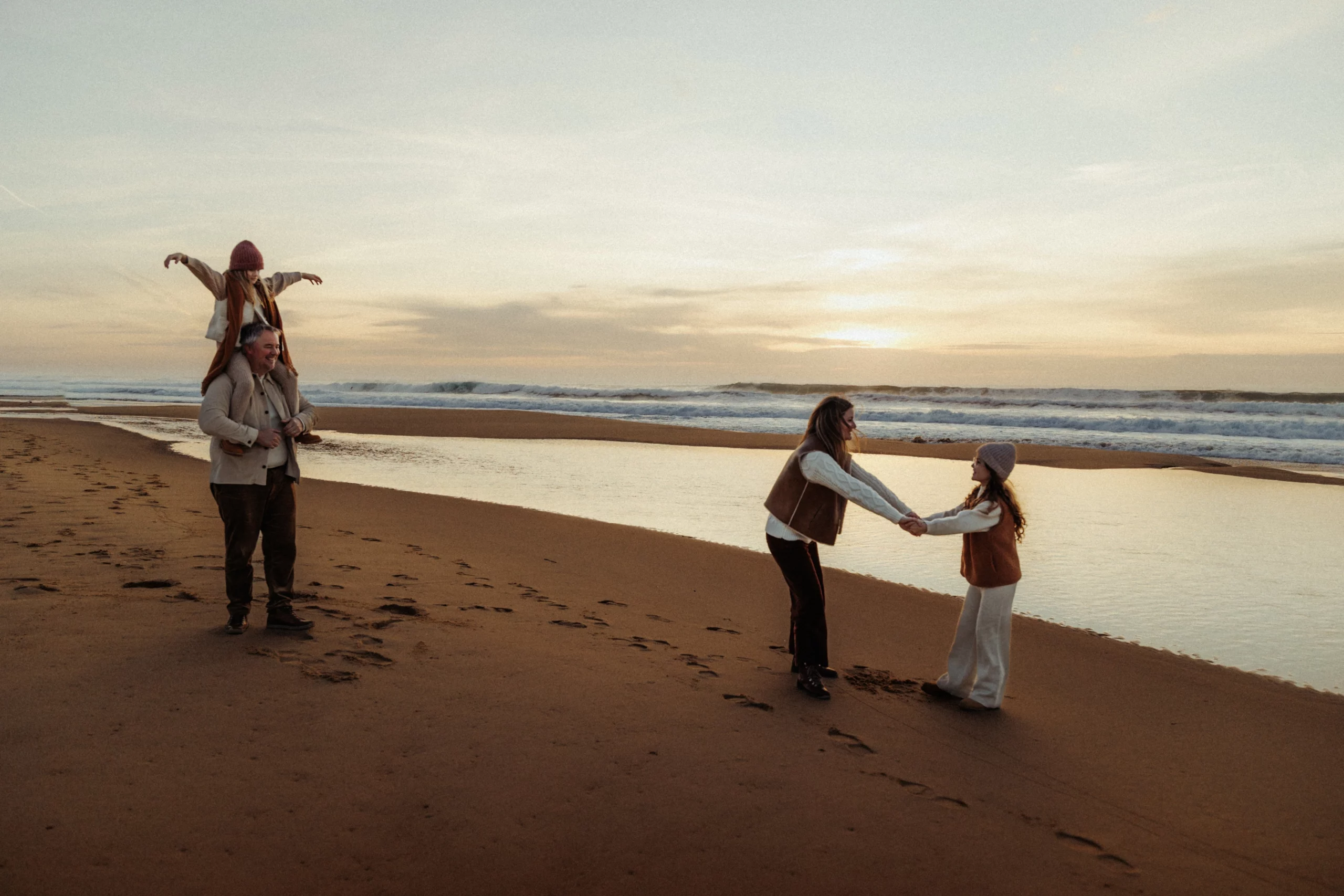 séance photo famille sur la plage au coucher du soleil